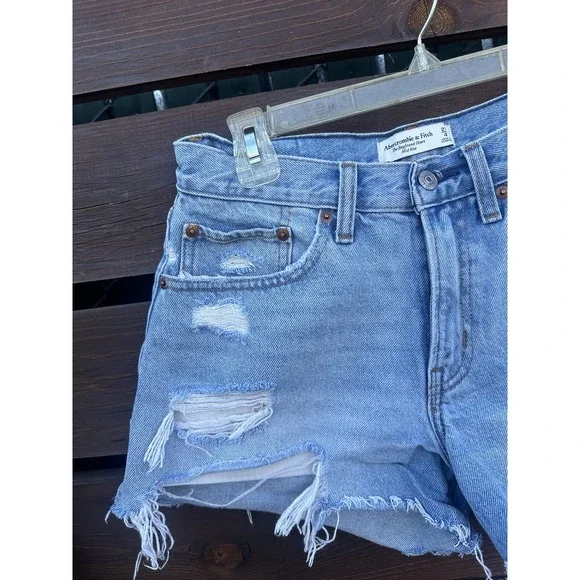 Abercrombie & Fitch The Boyfriend Short Mid Rise Distress *Size 27 (4) - Picture 2 of 5